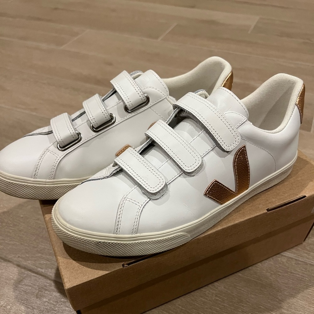 Veja Women’s Recife Logo Sneaker Rose Gold EUC